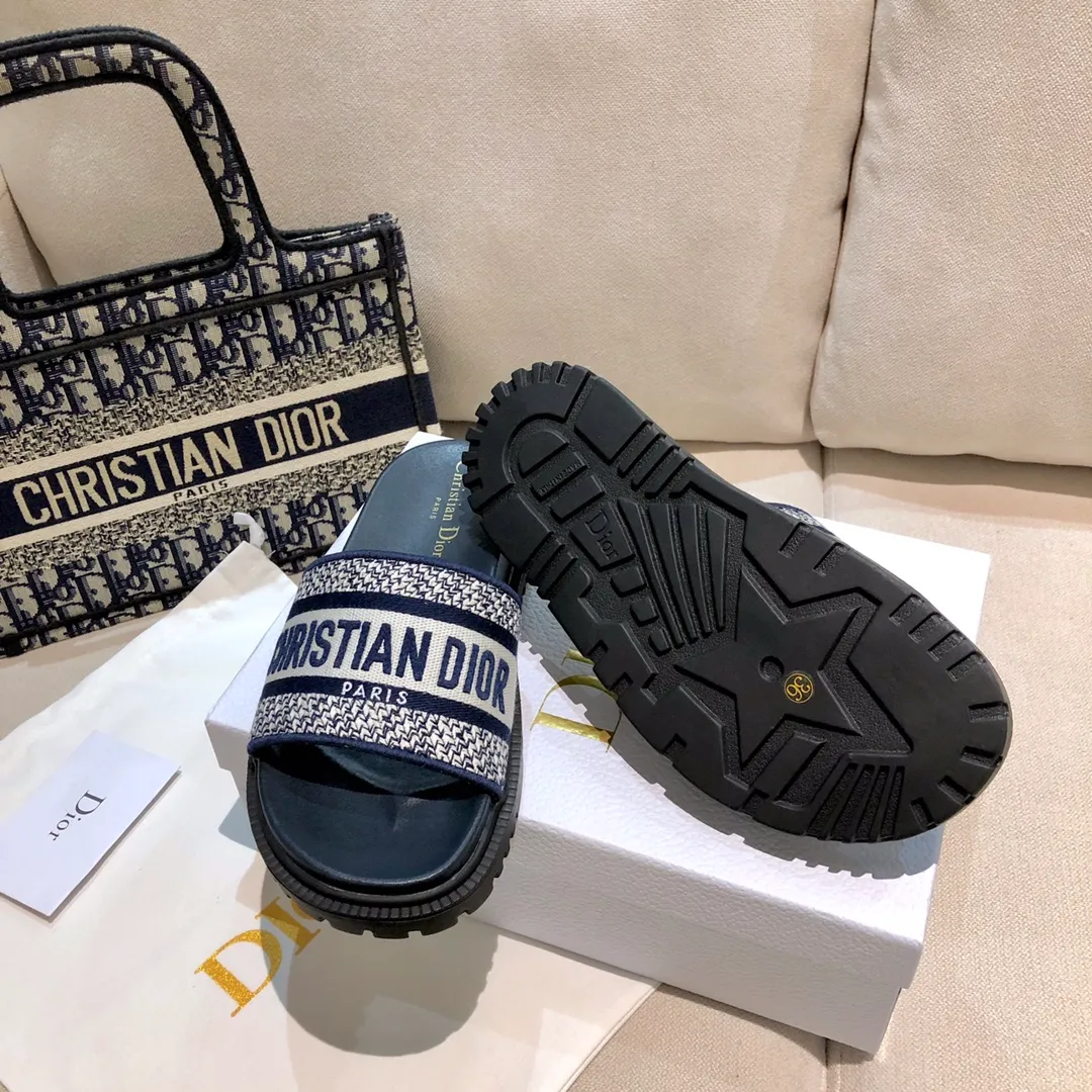 👟👟Ex-factory price P360👟👟 New version 2024- Water platform version DIOR early spring new jacquard embroidered sandals ✨🧚‍♀️ 〰〰️〰️〰️〰️️ As the D family's flagship presbyopia embroidery series sandals, new colors are added every year, and they are sold out as soon as they are new. The embroidery design is three-dimensional and very exquisite, simple and elegant, and not picky at all. It can be held in any occasion and makes people fall in love with it. ✨ Exclusive custom-made letter three-dimensional embroidery upper, high-density electric embroidery technology, without any connections or overlaps, perfect quality and complex craftsmanship. Consistent with the original version, comfortable and soft, please note the size: 35-41✨